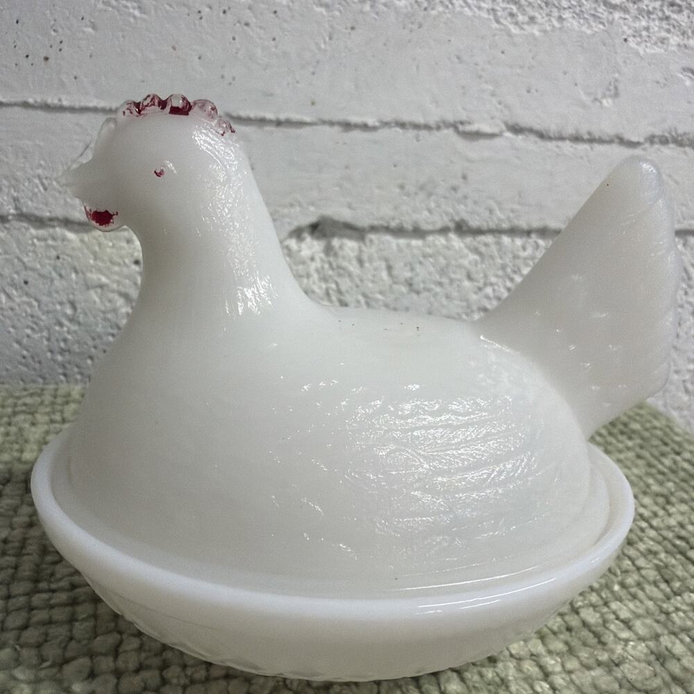 Vintage White Milk Glass Chicken Hen On Nest Covered Dish 4.25 In Wide 4 In Red